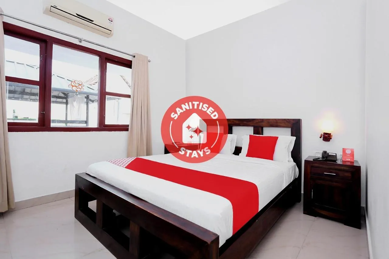 Vaccinated Staff- Oyo Flagship 40093 Hotel Fort Castle 3*, Kocsín India