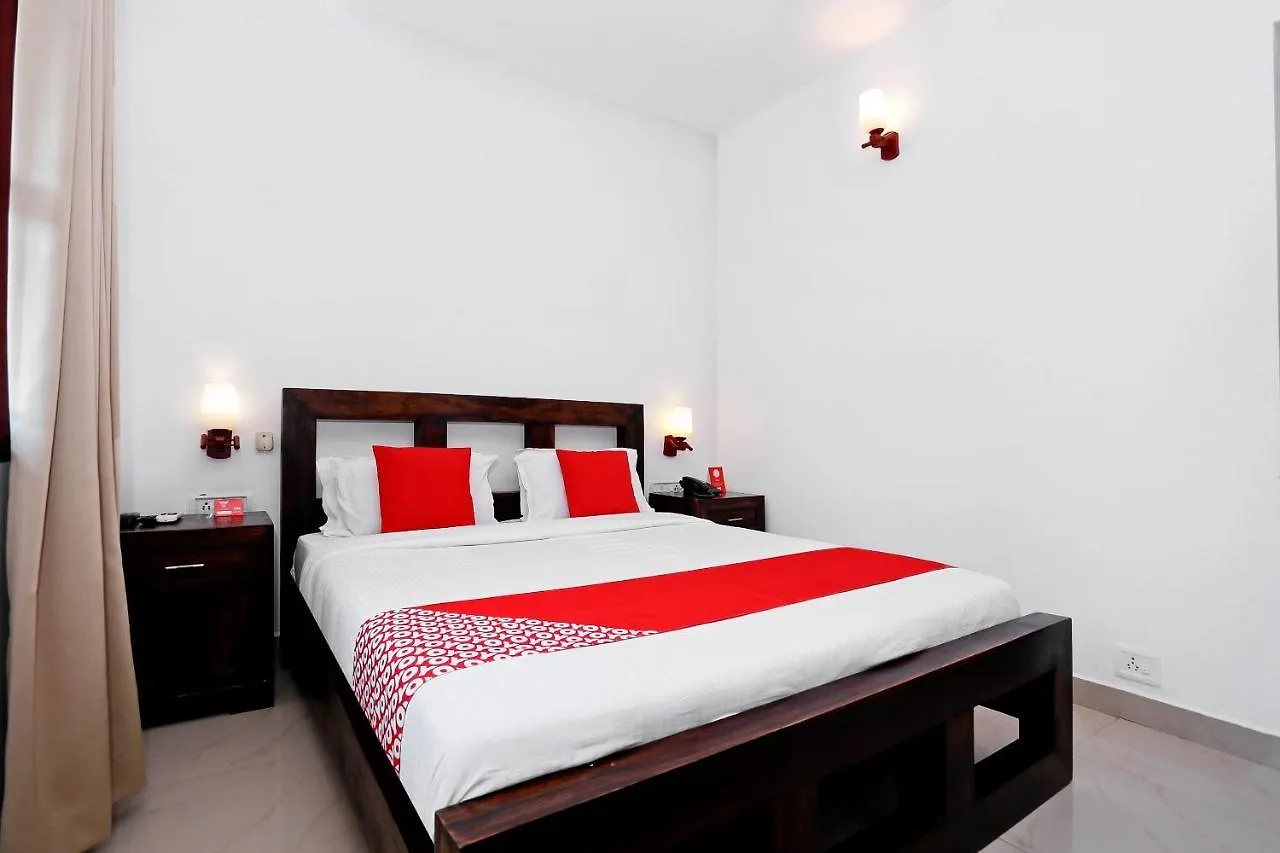Vaccinated Staff- Oyo Flagship 40093 Hotel Fort Castle 3*, Fort Kochi